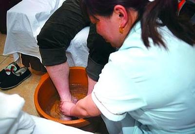 足浴店涉黃服務(wù)被查，四對男女當(dāng)場被擒